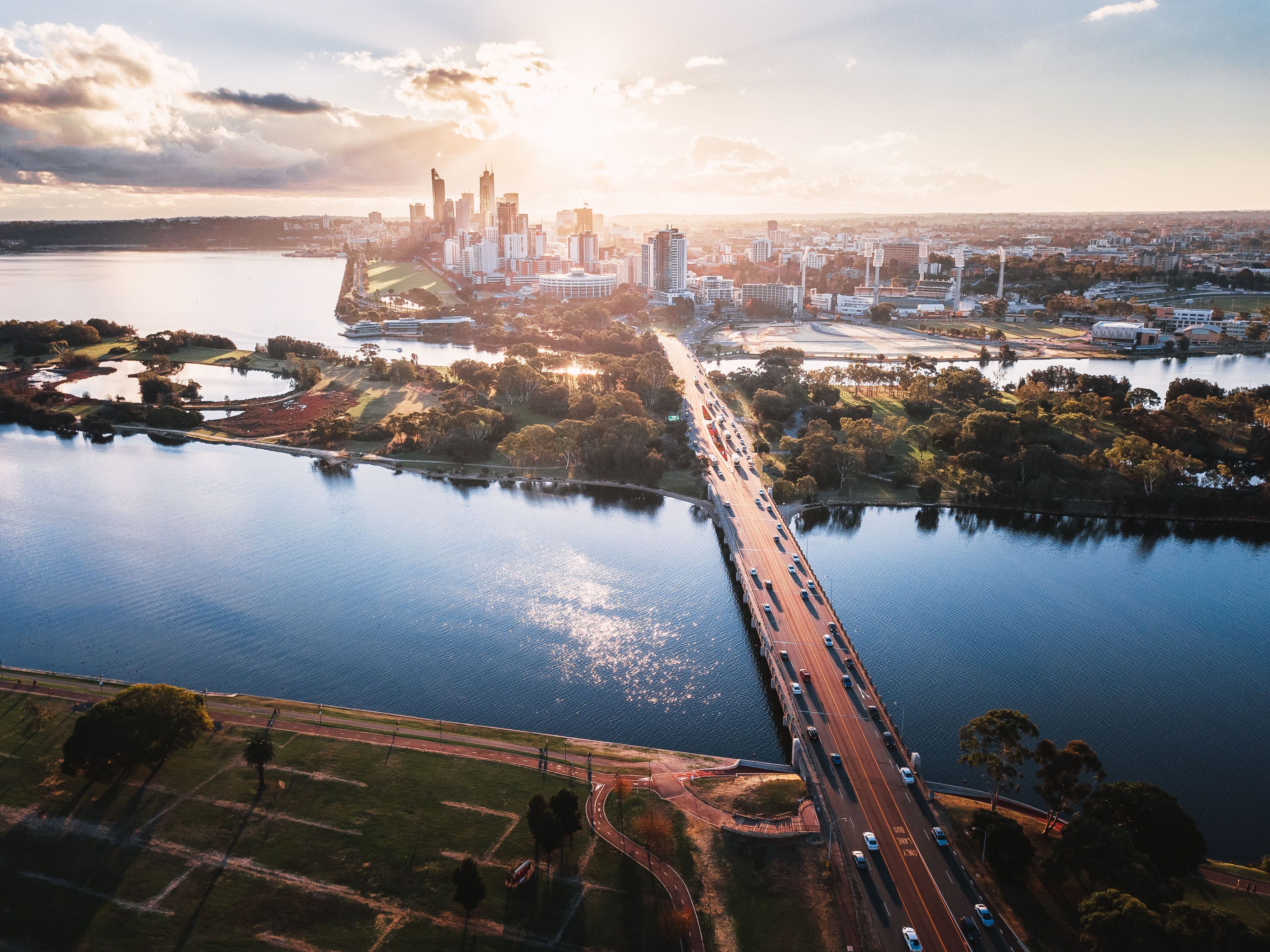 Perth | Boorloo’s ultimata helg: Simma med vilda delfiner, provsmaka världsberömda viner och produkter i Swan Valley, och solnedgångar i staden