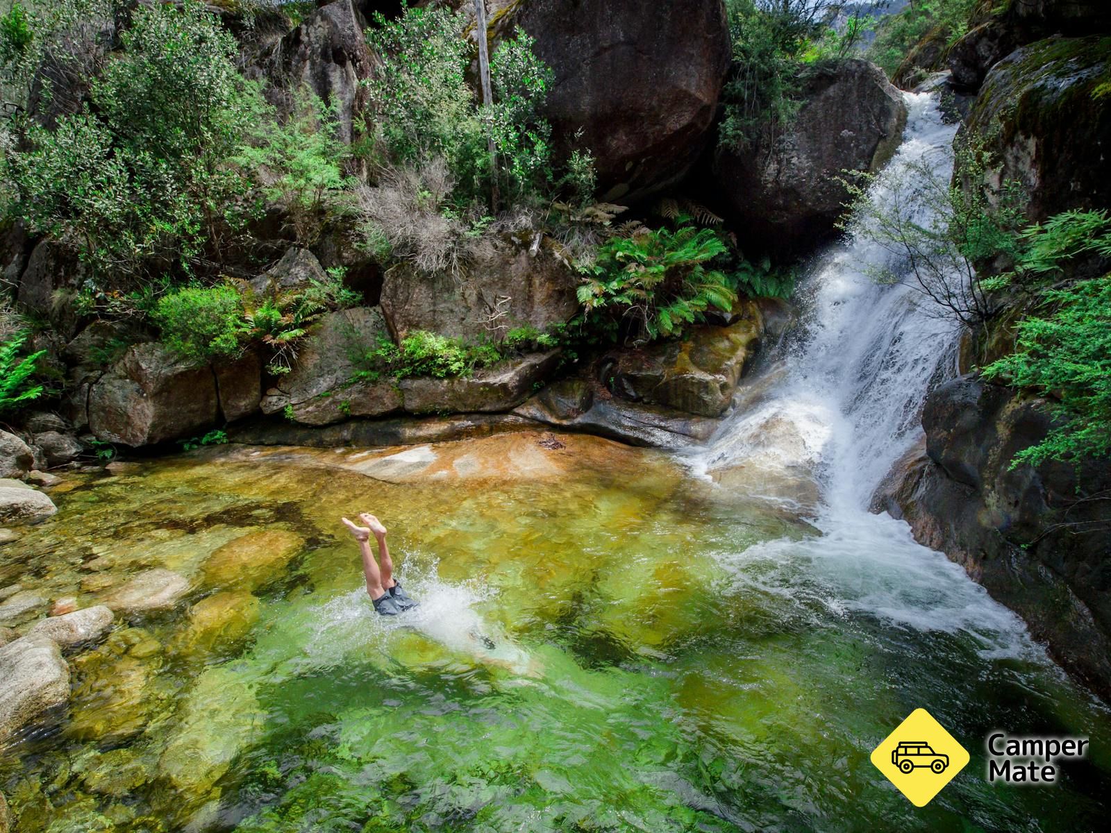 Женщины Bath Falls