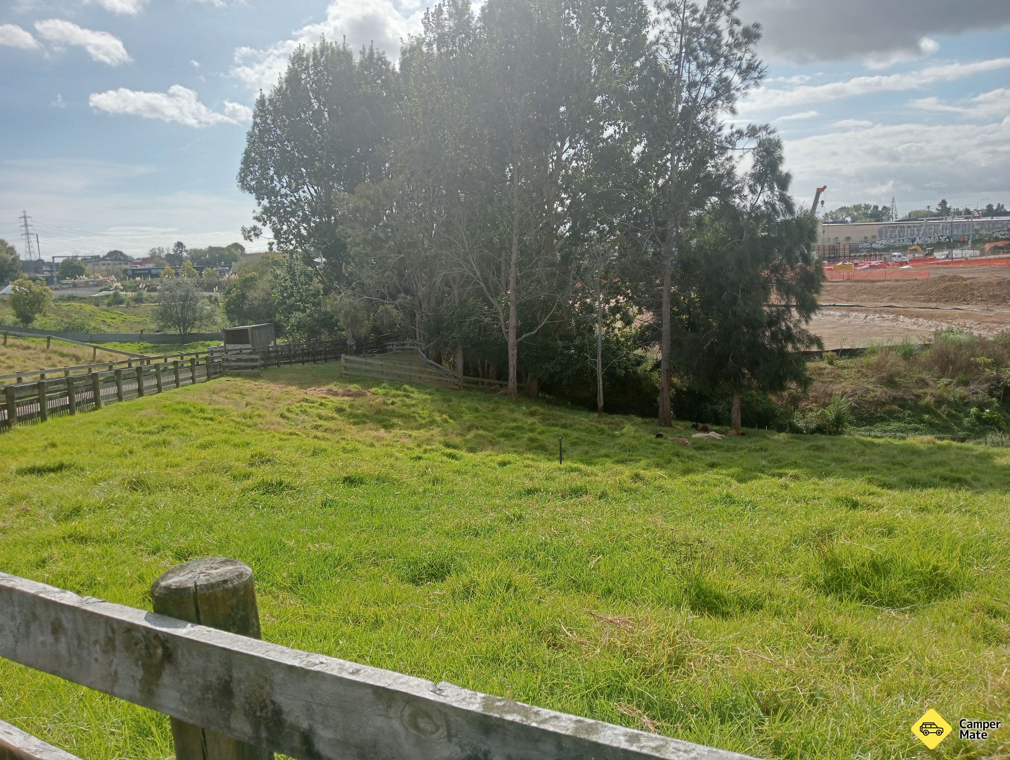 Applaud's Farmstay Driveway - Image 3
