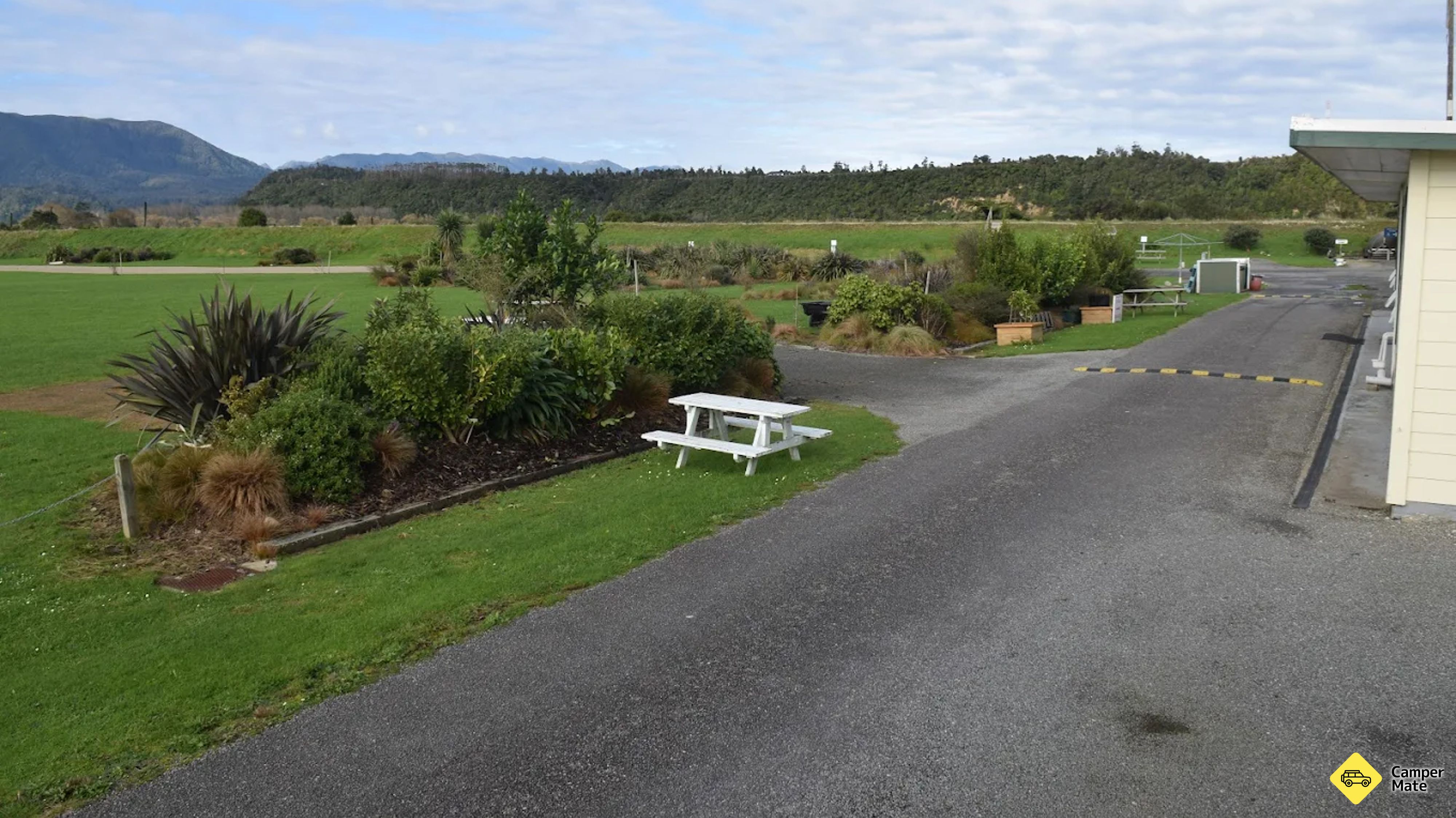 Restauracje w pobliżu Karamea Memorial Domain Camping Ground