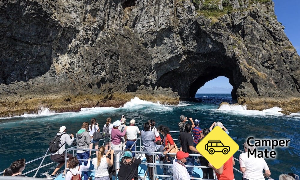 Bay of Islands Hole på Rock Dolphin Cruise