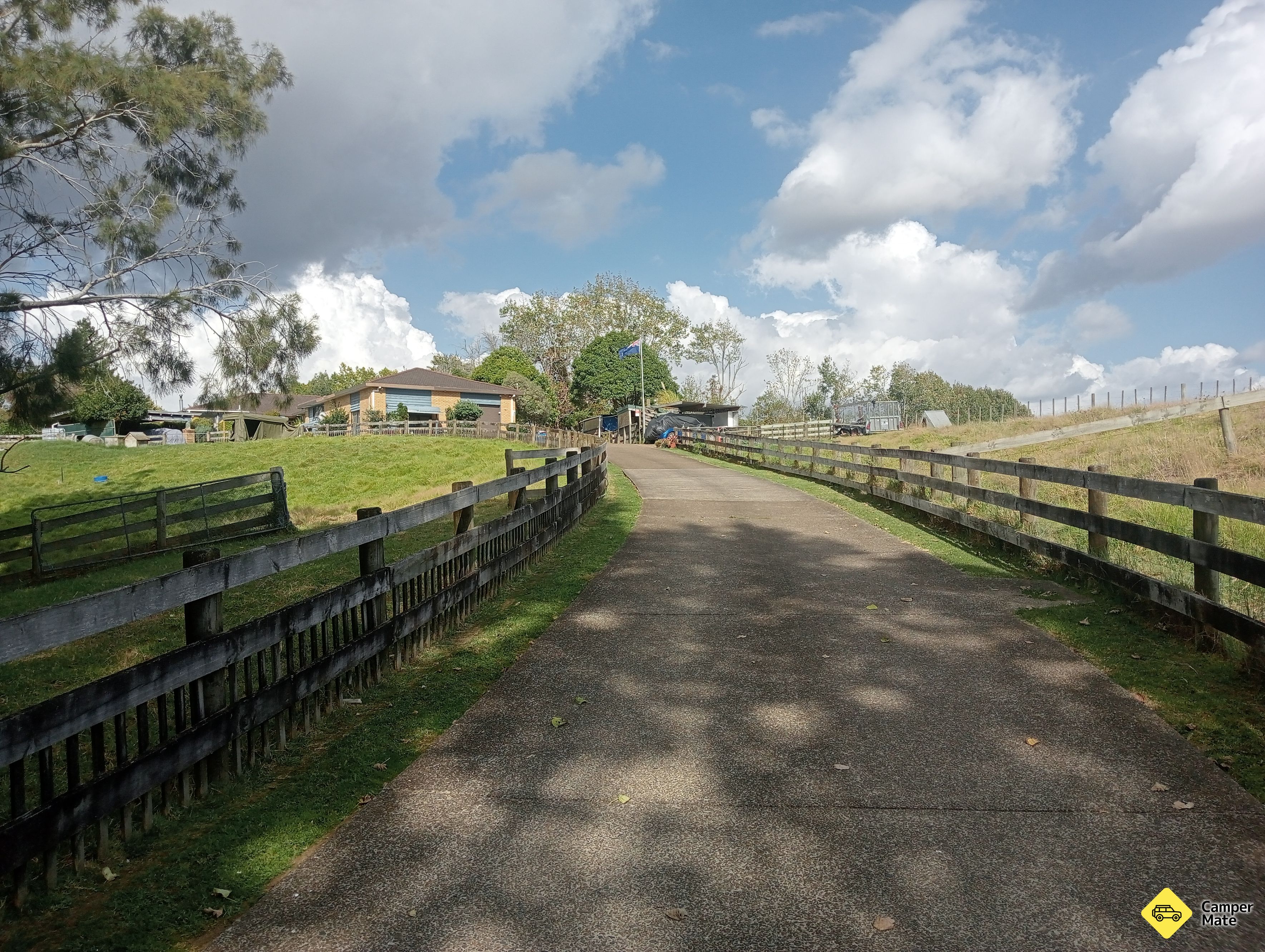 مشاهدة فيلم Applaud's Farmstay Driveway - Image 3