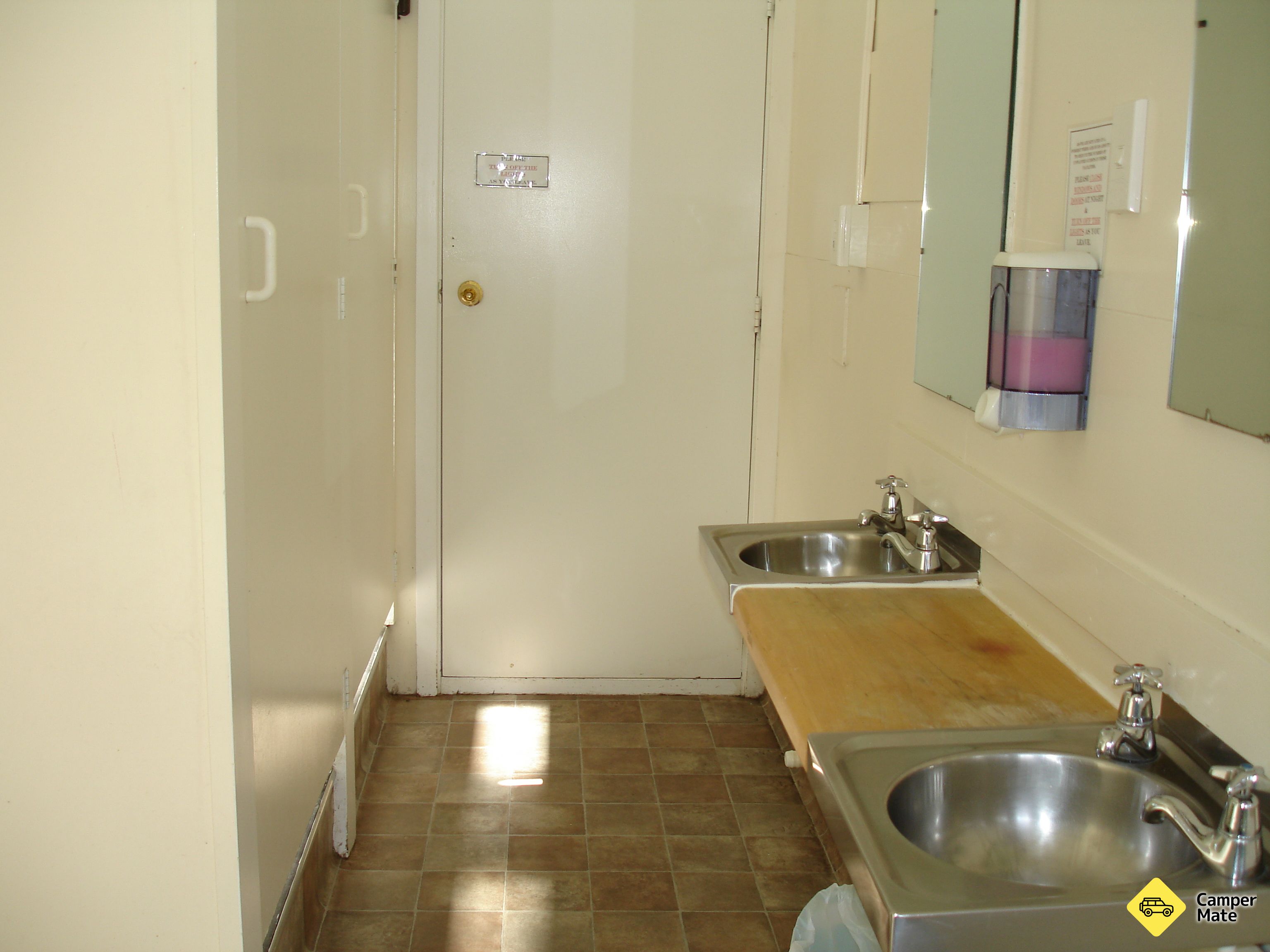 Alpine Holiday Apartments & Campground - Image 2