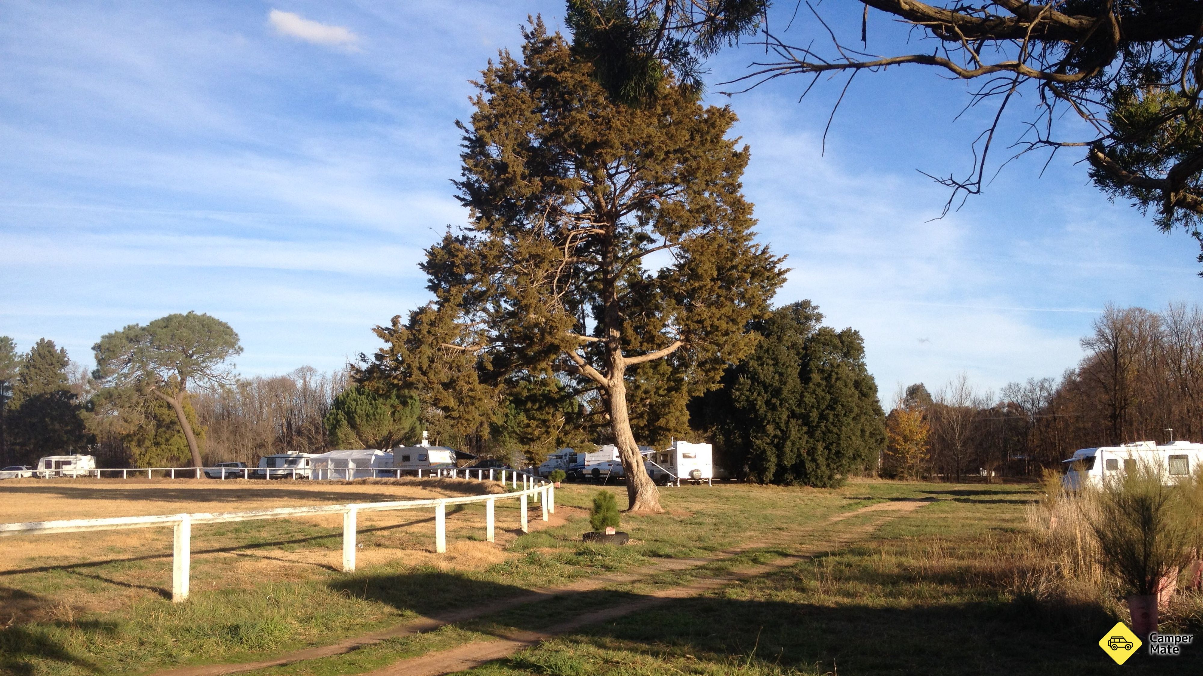 Отель Gundaroo Sport & Recreation Ground