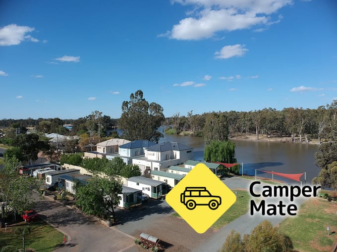 Riverfront Caravan Park y Café