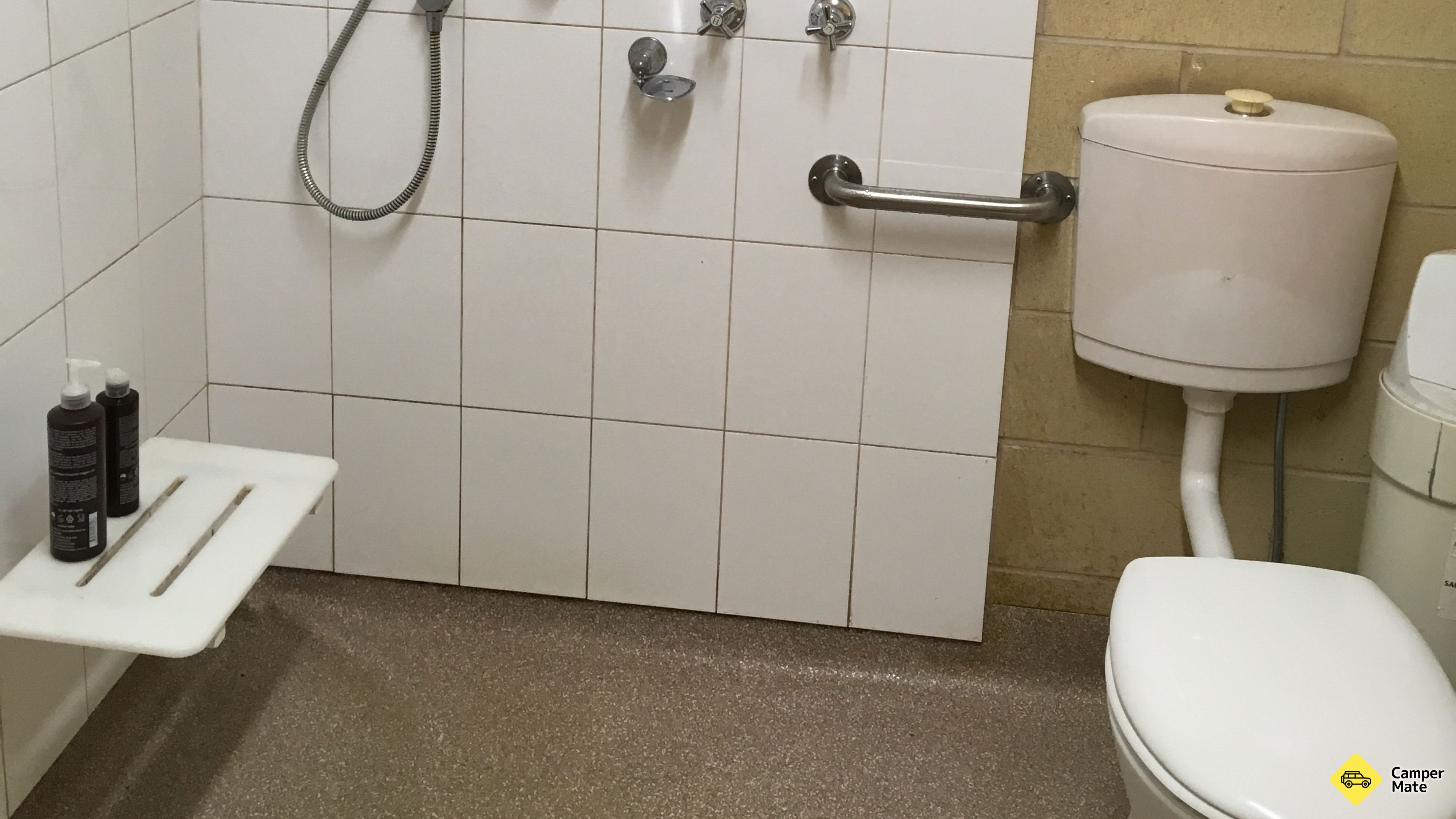 Matkustajat lepäävät