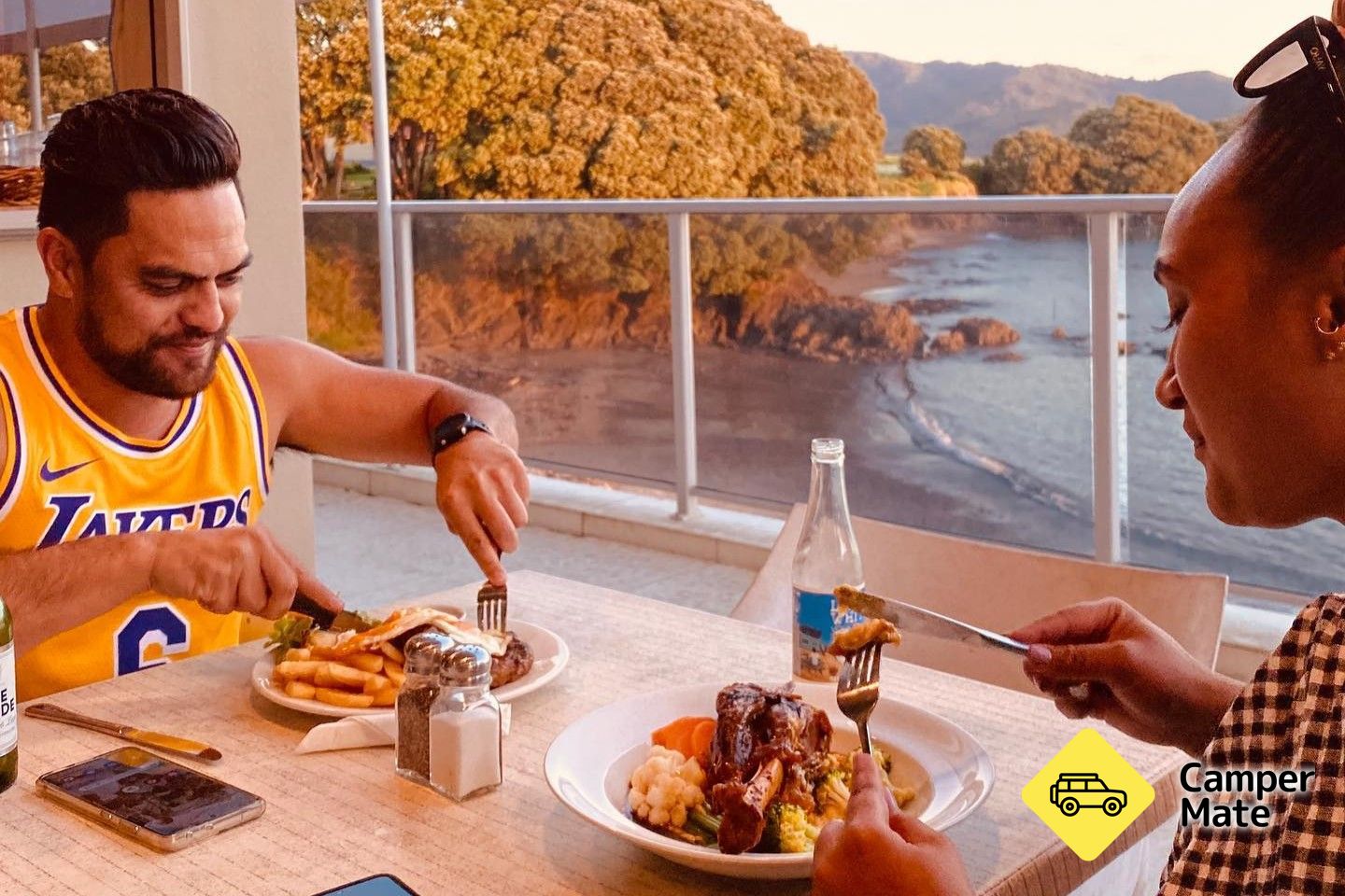 Restauranter i nærheten av Te Kaha Beach Hotel