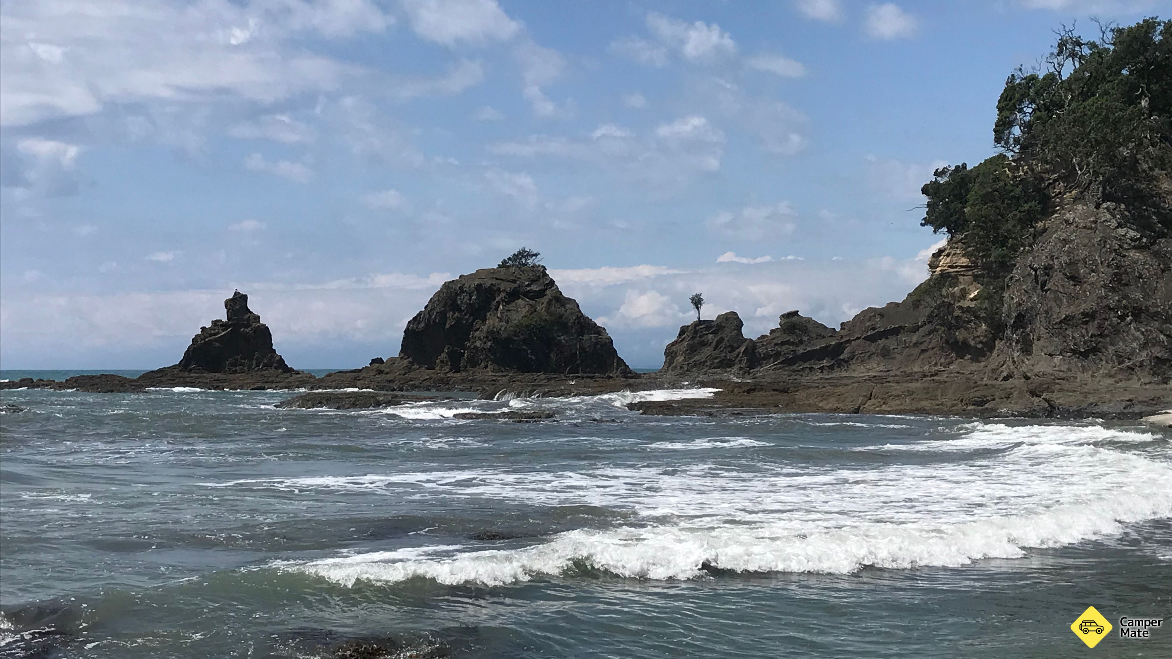 Pantai Otarawairere dan berjalan kaki
