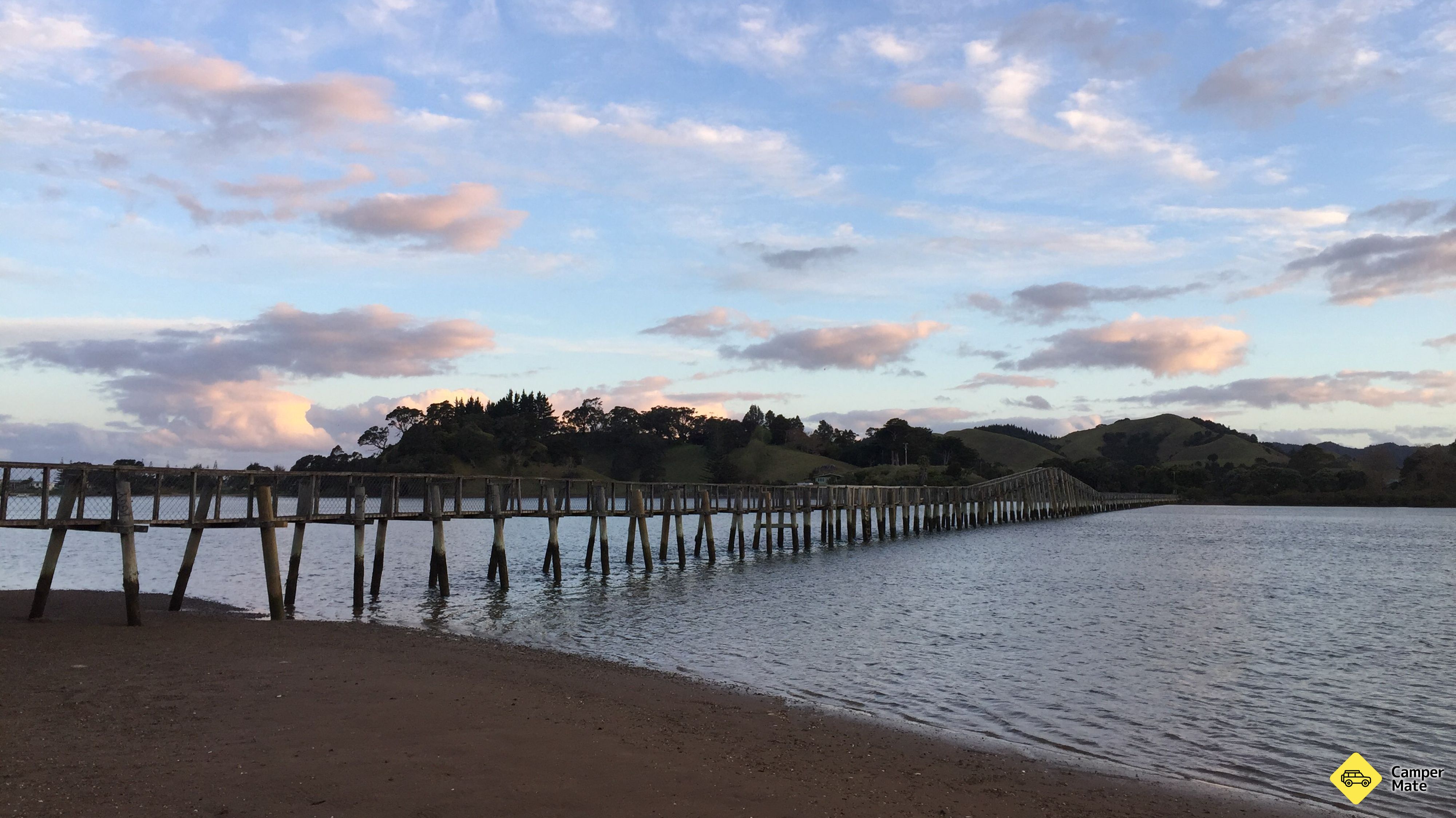 Whananaki Foot Bridge 근처 오락거리