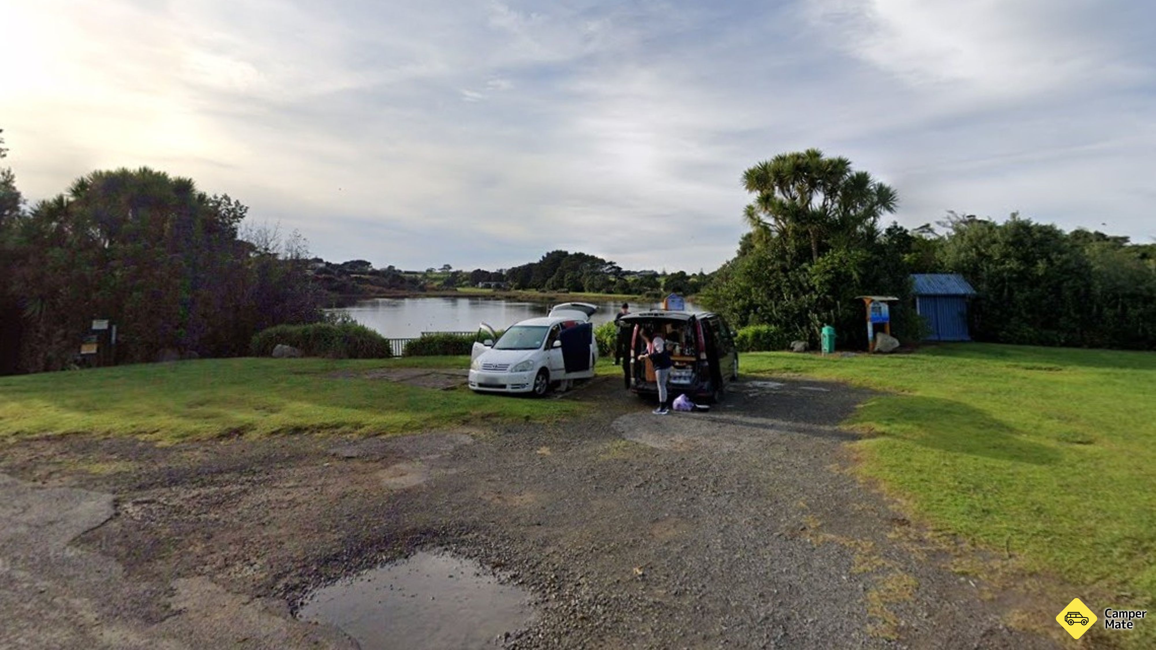 Opunake Lake Carpark dan area bermain (Layard Street)