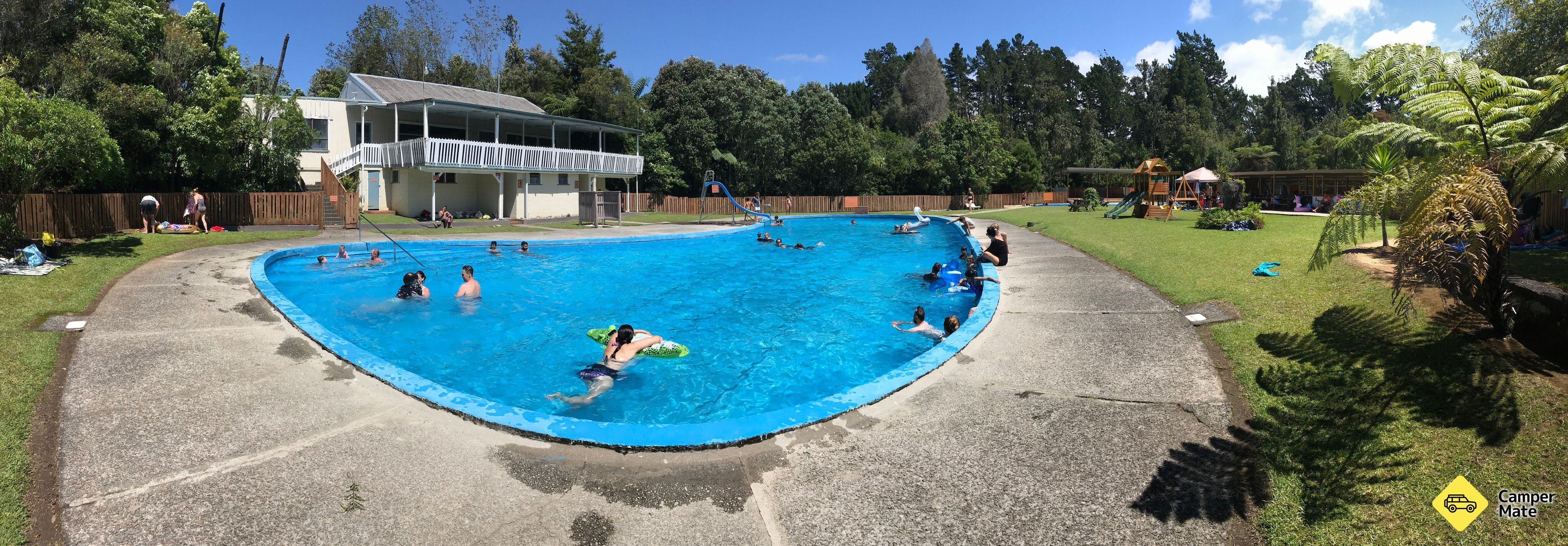 Lähellä hotellia Sapphire Springs Holiday Park & Thermal Pools