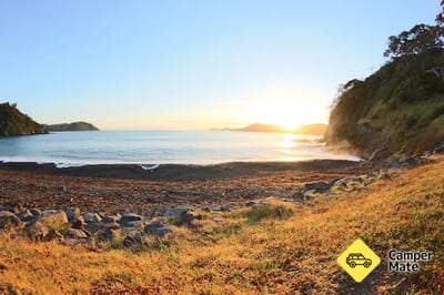 Helena Bay och stranden