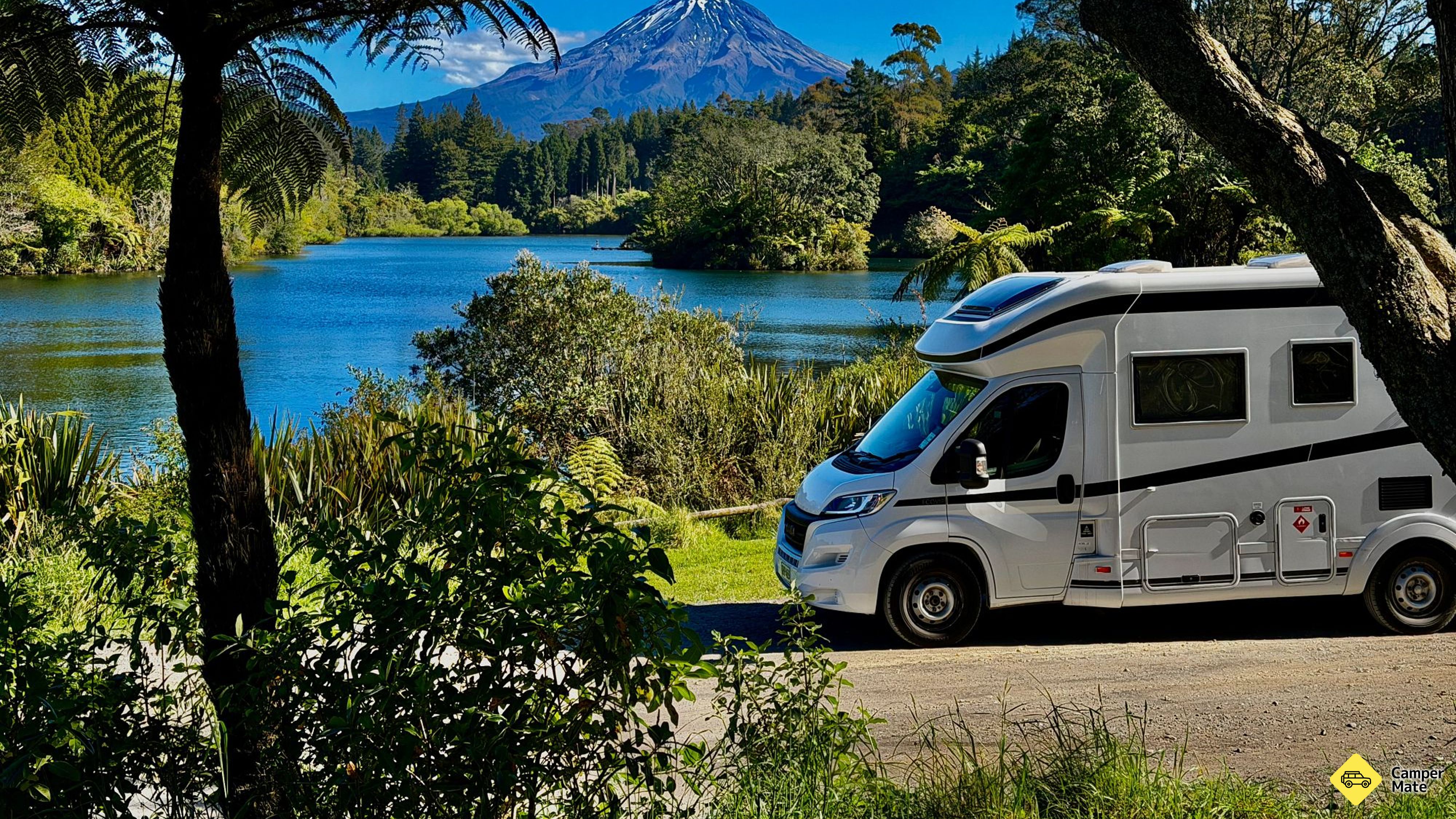 Lake Mangamahoe and Mt Taranaki Lookout(マンガマホー湖)