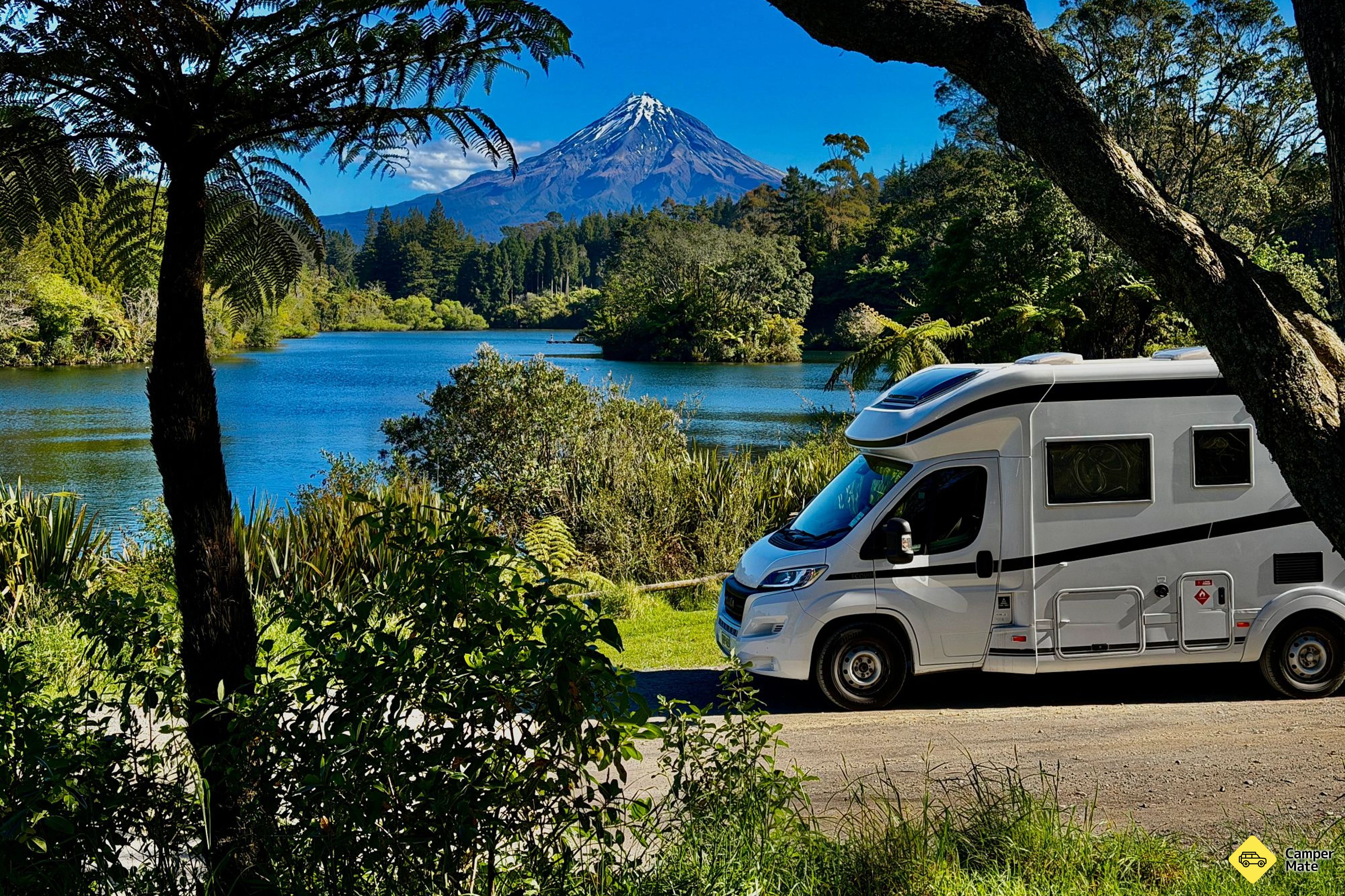 Lake Mangamahoe and Mt Taranaki Lookout(マンガマホー湖)