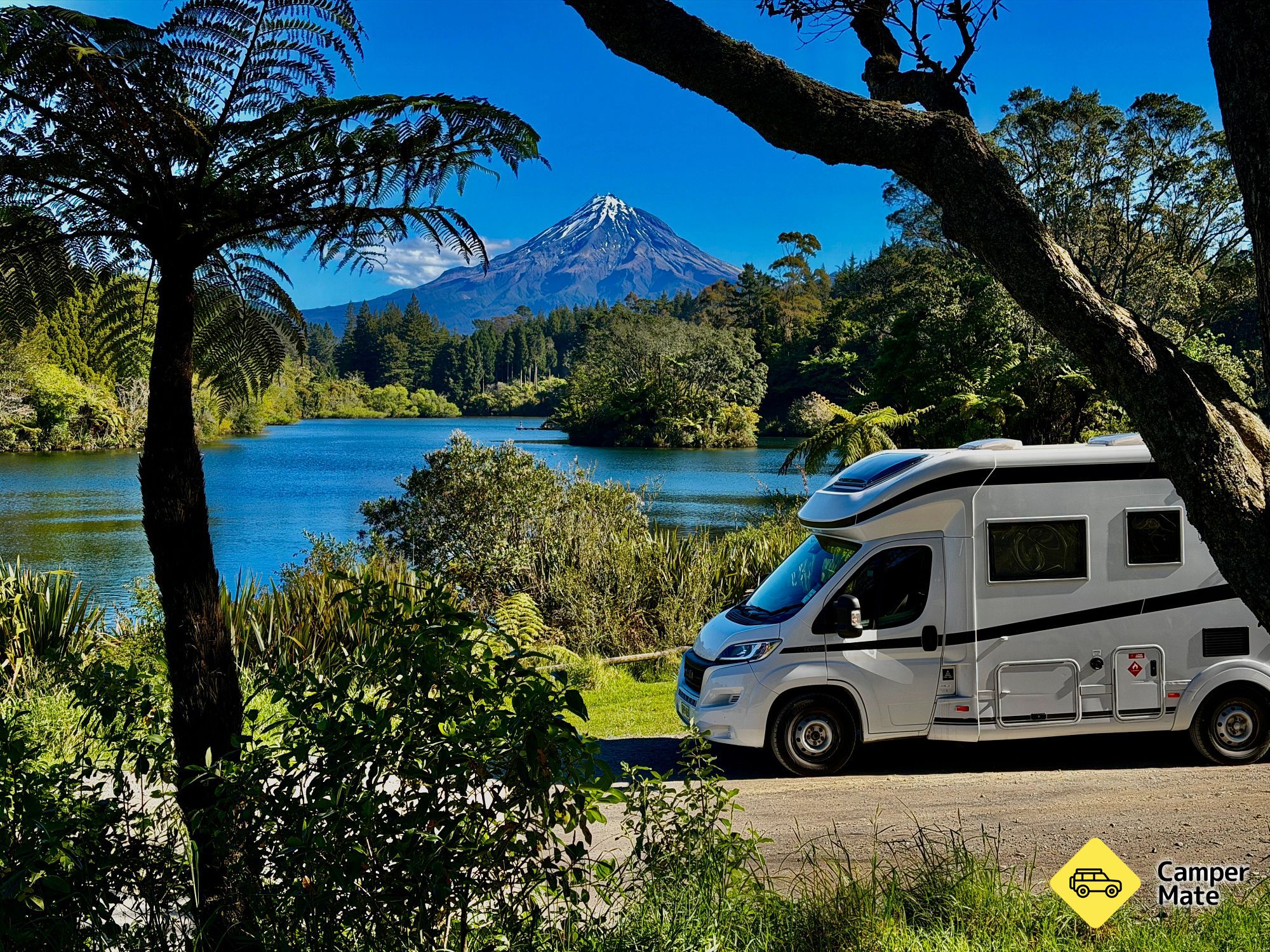 Il lago Mangamahoe e il monte Taranaki